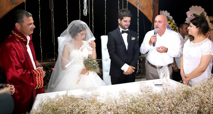 VALİ HASAN İPEK VE EŞİ GÜLTEN İPEK HANIMEFENDİ, NİKAH VE DÜĞÜN TÖRENİNE KATILDI