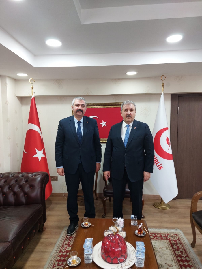 MHP'DEN İSTİFA EDİP BBP'NE GEÇTİ. ROZETİNİ DESTİCİ TAKTI...