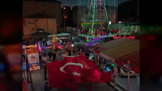 DURAĞAN’DA GENÇLERDEN BAYRAKLI GURUR Panayır Coşkusunda Kırmızı-Beyaz Seli