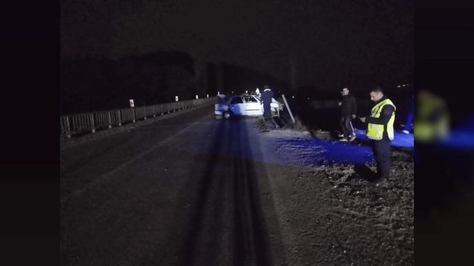 BOYABAT–DURAĞAN YOLUNDA DEHŞET ANLARI: KÖPRÜ KORKULUKLARI OTOMOBİLİ DELİP GEÇTİ!