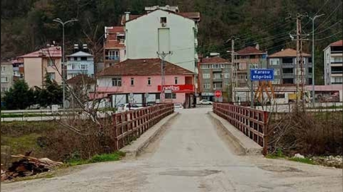 ERFELEK KARASU KÖPRÜSÜ DARLIĞI TEPKİ ÇEKİYOR: VATANDAŞLAR ÇÖZÜM BEKLİYOR