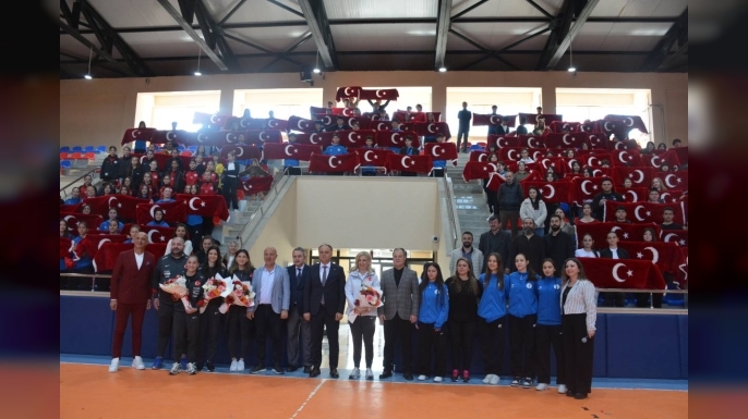 A MİLLÎ KADIN FUTBOL TAKIMI SİNOP’TA ÖĞRENCİLERLE BULUŞTU