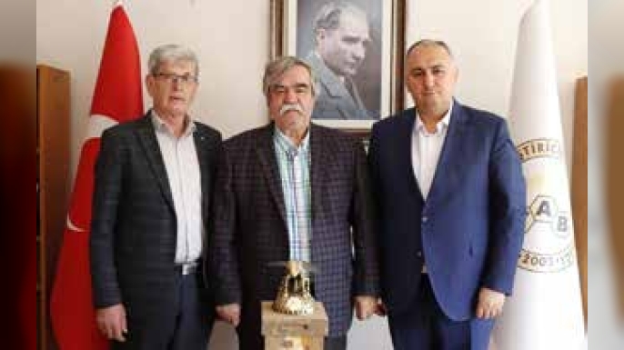 ARICILIĞIN MESLEK STATÜSÜNE KATKISIYLA EMİN KURU’YA ÖDÜL