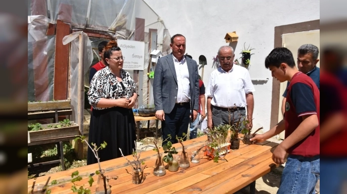 LİSE ÖĞRENCİLERİ ATA TOHUMLARINDAN SEBZE FİDELERİ ÜRETTİ