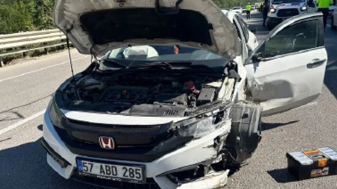 SİNOP-BOYABAT YOLUNDA 4 OTOMOBİL ÇARPIŞTI: 6 KİŞİ YARALANDI
