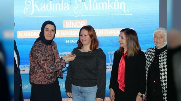 AK PARTİ SİNOP İL KADIN KOLLARI, YENİ ÜYELERE ROZETLERİNİ TAKTI