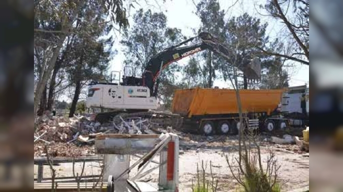 AKLİMAN’DAKİ MARTI BEACH TESİSİ YIKILDI: İŞLETME SAHİBİ TEPKİLİ, BELEDİYE “YASAL SÜREÇ UYGULANDI” DEDİ