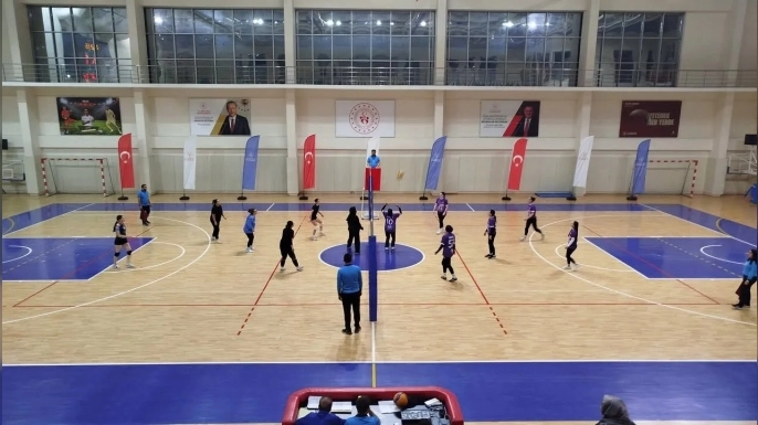 BOYABAT’TA 8 MART’A ÖZEL VOLEYBOL TURNUVASI TAMAMLANDI: ŞAMPİYON “MUHTEŞEMLER”