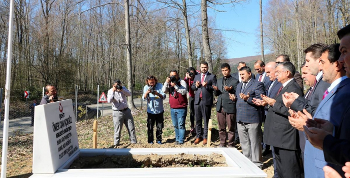 MİLLİ EĞİTİM BAKANI İSMET YILMAZ 15 TEMMUZ ŞEHİDİNİN KABRİNİ ZİYARET ETTİ.