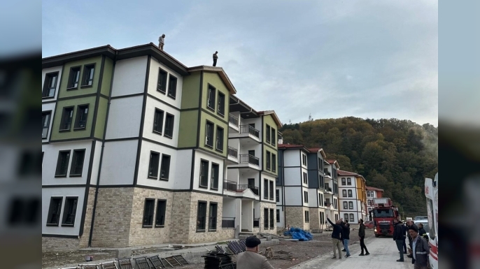 SİNOP AYANCIK’TA ÖDENMEYEN ÜCRET KRİZİ: İŞÇİLER SESLERİNİ ÇATIDA DUYURDU