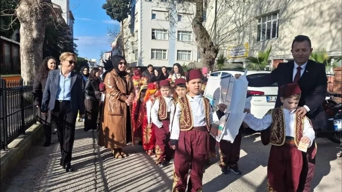 SİNOP’TA MİNİKLERDEN HELESA COŞKUSU: RAMAZAN GELENEĞİ SOKAKLARDA YAŞATILDI
