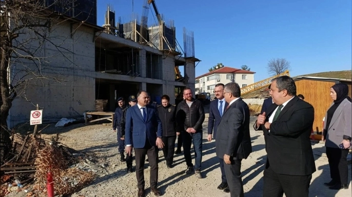 VALİ MUSTAFA ÖZARSLAN BOYABAT’TA 24 DERSLİKLİ TOBB OKULU İNŞAATINI İNCELEDİ: HEDEF 2026 SONU